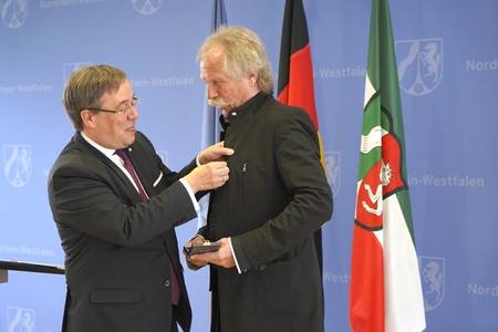 Bundesverdiestkreuz für Henning Krautmacher in Düsseldorf