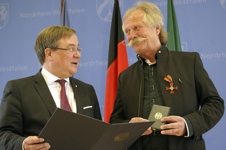 Bundesverdiestkreuz für Henning Krautmacher in Düsseldorf