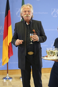 Bundesverdiestkreuz für Henning Krautmacher in Düsseldorf