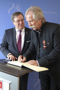 Bundesverdiestkreuz für Henning Krautmacher in Düsseldorf