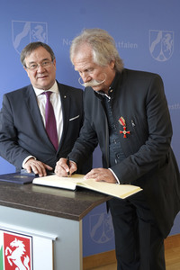 Bundesverdiestkreuz für Henning Krautmacher in Düsseldorf