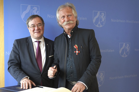 Bundesverdiestkreuz für Henning Krautmacher in Düsseldorf