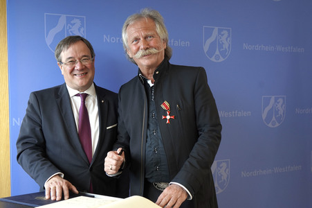 Bundesverdiestkreuz für Henning Krautmacher in Düsseldorf