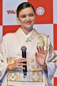 Miranda Kerr präsentiert Marukome Koji-amazake in Tokio