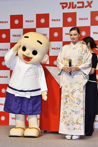 Miranda Kerr präsentiert Marukome Koji-amazake in Tokio