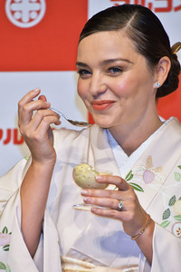 Miranda Kerr präsentiert Marukome Koji-amazake in Tokio