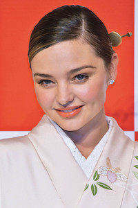 Miranda Kerr präsentiert Marukome Koji-amazake in Tokio
