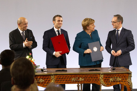 Erneuerung des deutsch-französischen Freundschaftsvertrages in Aachen