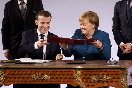 Erneuerung des deutsch-französischen Freundschaftsvertrages in Aachen