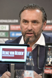 Pressekonferenz des neuen Cheftrainers von Hannover 96 in Hannover