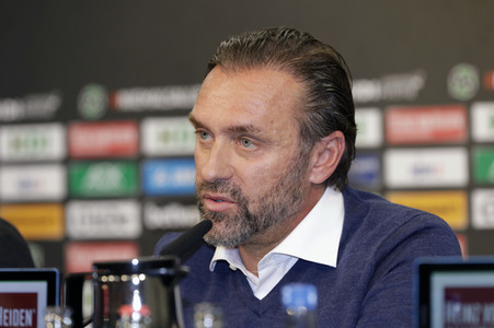 Pressekonferenz des neuen Cheftrainers von Hannover 96 in Hannover