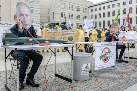 Demonstration 'Reden statt rüsten! INF-Vertrag retten!' in Berlin