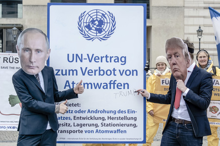 Demonstration 'Reden statt rüsten! INF-Vertrag retten!' in Berlin