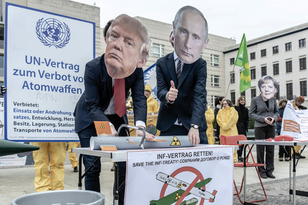 Demonstration 'Reden statt rüsten! INF-Vertrag retten!' in Berlin