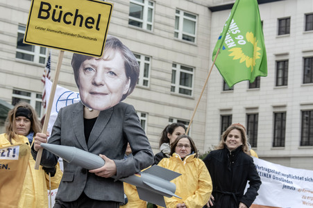 Demonstration 'Reden statt rüsten! INF-Vertrag retten!' in Berlin