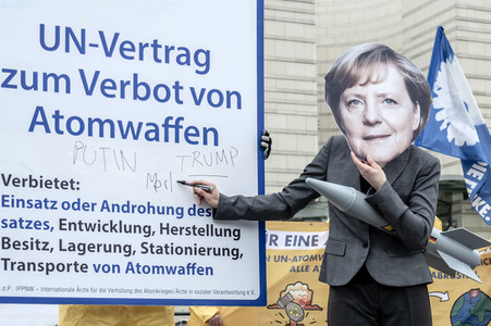 Demonstration 'Reden statt rüsten! INF-Vertrag retten!' in Berlin