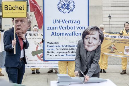Demonstration 'Reden statt rüsten! INF-Vertrag retten!' in Berlin