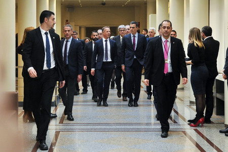 Pedro Sanchez bei Senatssitzung in Madrid