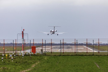 Landendes Flugzeug am Airport Hannover Langenhagen