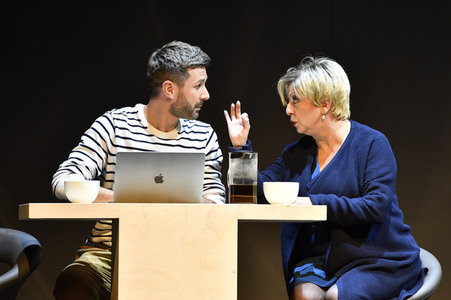 Theaterprobe 'Monsieur Pierre geht online' in Berlin