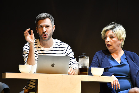 Theaterprobe 'Monsieur Pierre geht online' in Berlin