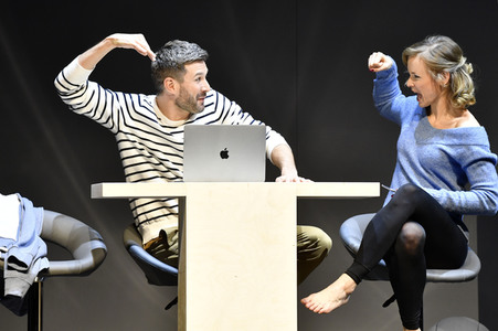 Theaterprobe 'Monsieur Pierre geht online' in Berlin