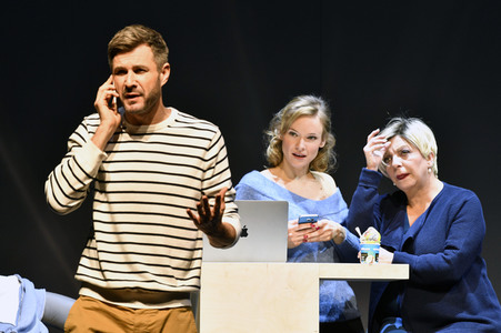 Theaterprobe 'Monsieur Pierre geht online' in Berlin