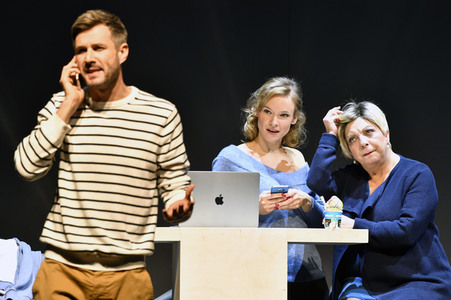 Theaterprobe 'Monsieur Pierre geht online' in Berlin