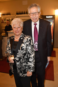 Theaterpremiere 'Monsieur Pierre geht online' in Berlin