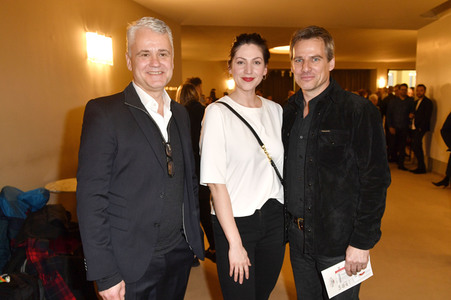 Theaterpremiere 'Monsieur Pierre geht online' in Berlin