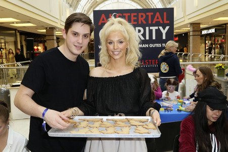 Promi-Osterbacken in Hamburg