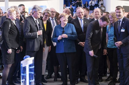 Eröffnungsrundgang der Kanzlerin auf der Hannover Messe 2019
