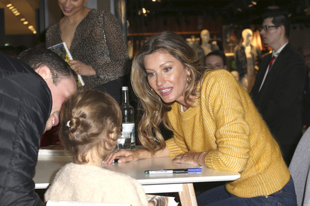 Buchsignierstunde mit Gisele Bündchen in Hamburg