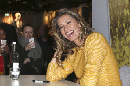 Buchsignierstunde mit Gisele Bündchen in Hamburg