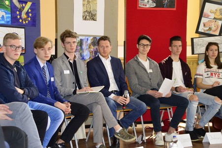 Ministerpräsident Michael Kretschmer bei einem Schülerworkshop in Görlitz