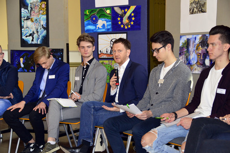 Ministerpräsident Michael Kretschmer bei einem Schülerworkshop in Görlitz