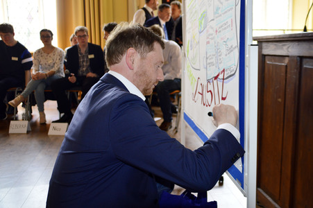 Ministerpräsident Michael Kretschmer bei einem Schülerworkshop in Görlitz