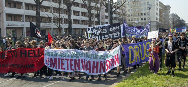 Demontration 'Gemeinsam gegen Verdrängung und Mietenwahnsinn' in Berlin