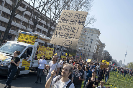 Demontration 'Gemeinsam gegen Verdrängung und Mietenwahnsinn' in Berlin