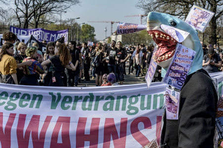 Demontration 'Gemeinsam gegen Verdrängung und Mietenwahnsinn' in Berlin