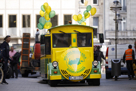 Jungfernfahrt der elektrisch betriebenen Bimmelbahn in Kölm