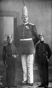 Der lange Josef mit Kameraden