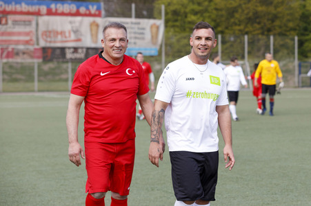 Charity Fußball-Länderspiel in Duisburg