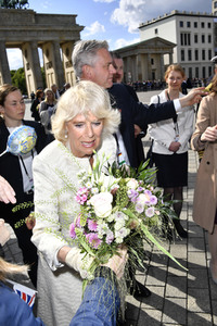 Prinz Charles und Camilla am Brandenburger Tor in Berlin