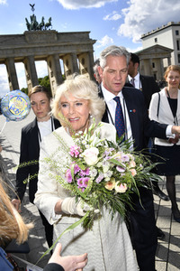 Prinz Charles und Camilla am Brandenburger Tor in Berlin