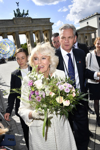 Prinz Charles und Camilla am Brandenburger Tor in Berlin