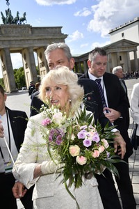 Prinz Charles und Camilla am Brandenburger Tor in Berlin