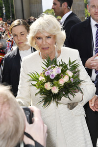 Prinz Charles und Camilla am Brandenburger Tor in Berlin