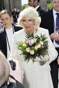 Prinz Charles und Camilla am Brandenburger Tor in Berlin