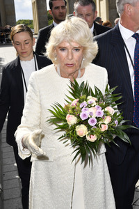 Prinz Charles und Camilla am Brandenburger Tor in Berlin